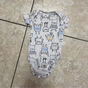 1034. carter's bodysuit size newborn (tiny stain)